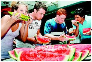 外国人吃洋瓜,外国人眼中的中国水果新宠