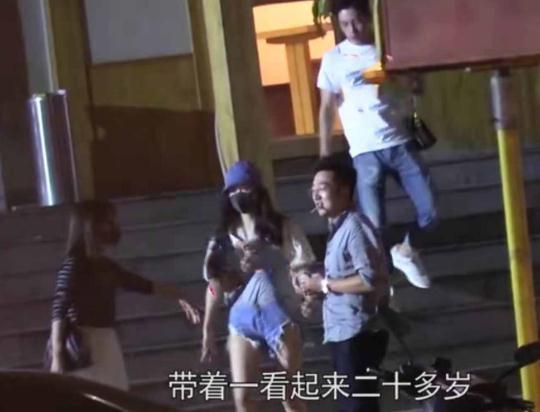 ktv白衣男子吃瓜,揭秘娱乐圈的神秘一角