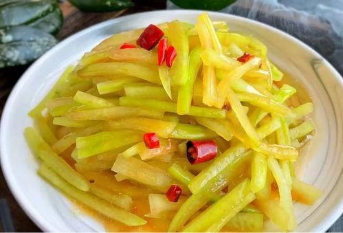 广西某男子吃瓜,瓜中藏宝引网友热议