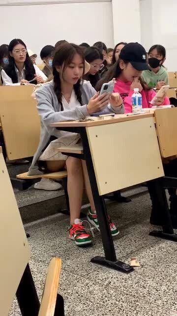 上课后排吃瓜,揭秘课堂上的另类学习方式