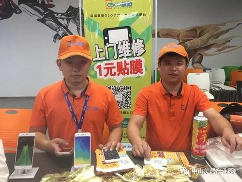 被家人围观吃瓜